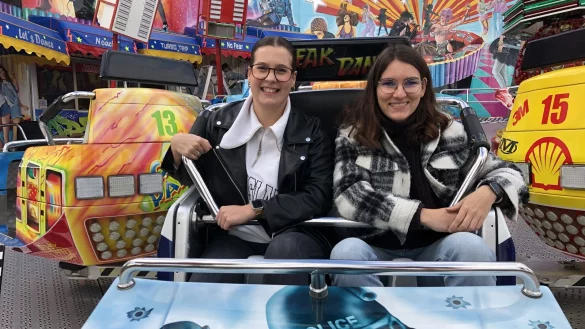 LZ-Praktikantin Tamina-Shirin Marten (links) und LZ-Volont&auml;rin Chiara Wibbeke vor ihrer Fahrt im Break Dance. Das Fahrgesch&auml;ft ist ihr pers&ouml;nliches Highlight der Kirmes. - &copy; Antonio Noack