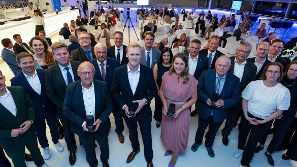 Die Siegerteams mit Philipp Fischer (l.), Signal Iduna, Staatssekret&auml;r Matthias Heidmeier (5.v.l.), Martin Knorrenschild (8.v.l), Mitglied des Kuratoriums der Stiftung Zukunft Handwerk OWL, sowie Jens Prager (2.v.r.), Vorstandsvorsitzender der Stiftung und Hauptgesch&auml;ftsf&uuml;hrer der Handwerkskammer OWL. - &copy; HWK OWL/ Thomas F. Starke