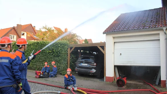 Im hohen Bogen l&ouml;scht die Jugendfeuerwehr Blomberg den simulierten Garagenbrand und versorgt die "verletzte" Person. - &copy; Chiara Wibbeke