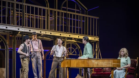 Eine gelungene Premiere mit (von links) Adrian Thomser, Cedric Niebr&uuml;gge, Emanuel Weber, Paul Enev, Ewa Noack. - &copy; Landestheater Detmold/Jochen Quast