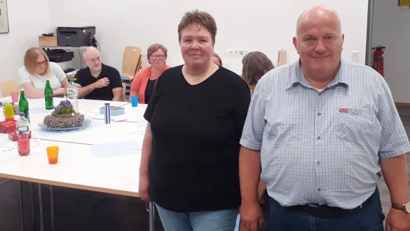 Ilka Thamm-Brinkmann und Andreas Brinkmann beim Treffen der Eltern hochbegabter Jugendlicher. Im Hintergrund tauschen sich Eltern über ihre Erfahrungen aus. - © Till Neuhaus