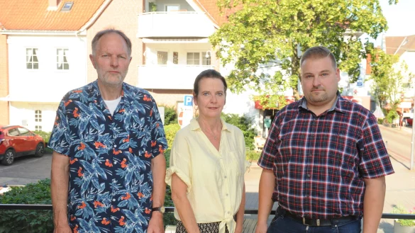 Bernhard Wietelmann und Marco Schlottmann von der B&uuml;rgerstiftung Pr. Str&ouml;hen erl&auml;uterten gemeinsam mit Dagmar Lysk die Hilfsaktion f&uuml;r die in Not geratene Familie in Pr. Str&ouml;hen. - &copy; Joern Spreen-Ledebur