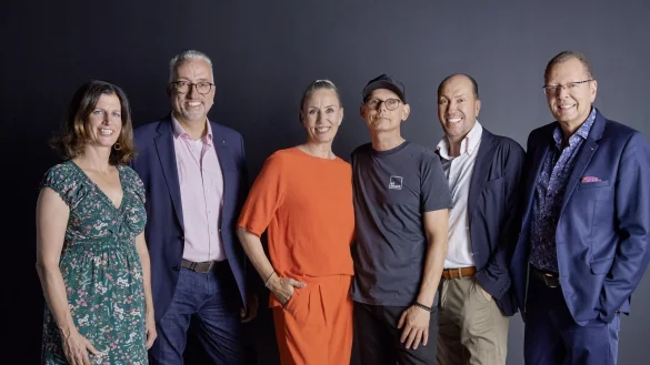 Sabine Schoner, Pr&auml;sidentin des Marketing Clubs OWL (links) und Andr&eacute; Mielitz, Gesch&auml;ftsf&uuml;hrer des Marketing Clubs OWL (rechts) zweichneten Cord Vogels&auml;nger, Gesch&auml;ftsf&uuml;hrer Vogels&auml;nger Studios, Katja Vogels&auml;nger Gesch&auml;ftsleitung, Nico Gees, Design Director und Kai Vogels&auml;nger, Gesch&auml;ftsf&uuml;hrer (von links), aus. - &copy; Susanne Freitag