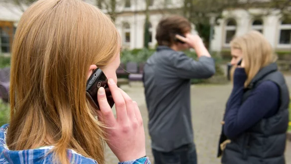 Telefonieren, daddeln, tickern am Handy: Mit Begegnung zwischen Kindern hat das, was auf vielen Schulh&ouml;fen in OWL passiert, l&auml;ngst nichts mehr zu tun. Immer mehr Schulen reagieren mit Verboten. - &copy; Verwendung weltweit