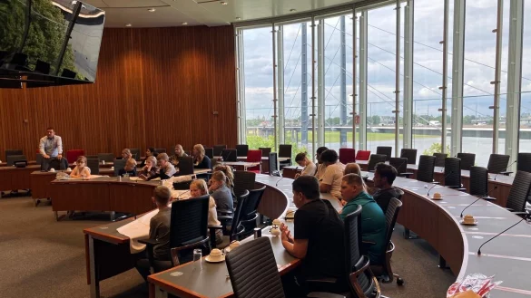 Das "Chilli" hat eine Fahrt in den Landtag mit Alexander Baer (SPD) organisiert. - &copy; SOS-Kinderdorf Lippe