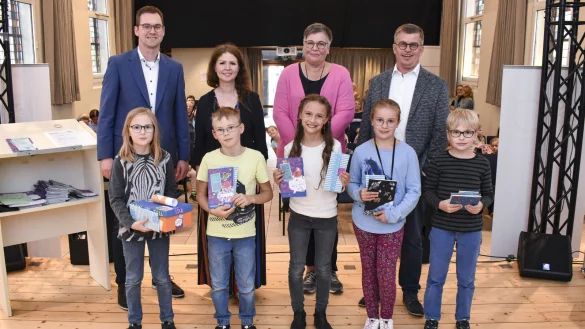 Matthias Kalkreuter (hintere Reihe, von links), Eva-Maria Allert, Silke Schwanke und Michael Biermann freuen sich mit den Gewinnern des Sommerleseclubs (vordere Reihe, von links) Ida Wilkens, Ben Schuh, Hermine Wegener, Amelie Martens und Elia Wilkens. Es fehlt Hannah Heitl&auml;nder. - &copy; Marcel Mompour