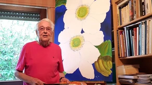 Blumen sind sein Ding: Die Motive f&uuml;r seine Bilder findet Helmut Foerster vor allem im heimischen Garten. Beim Malen legt er selbst auf feinste Details Wert. - &copy; Fotorechte: Gemeinde Schlangen