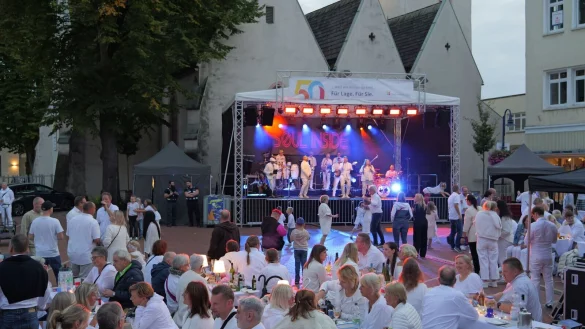 Das Dinner in White hüllt den Marktplatz in ein Meer von Weiß.Es ist eine sehr beliebte Veranstaltung, die seit Jahren bestens angenommen wird. - © Thomas Krügler