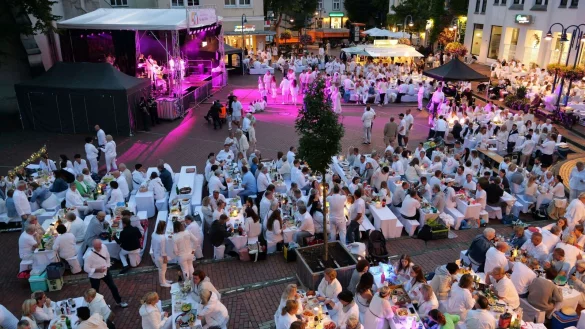 Das "Dinner in White" h&uuml;llt den Marktplatz in ein Meer von Wei&szlig;. - &copy; Thomas Kr&uuml;gler