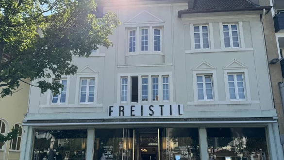 Das unter Denkmalschutz stehende Geb&auml;ude hat nichts von seiner Imposanz verloren. - &copy; Sandra Castrup