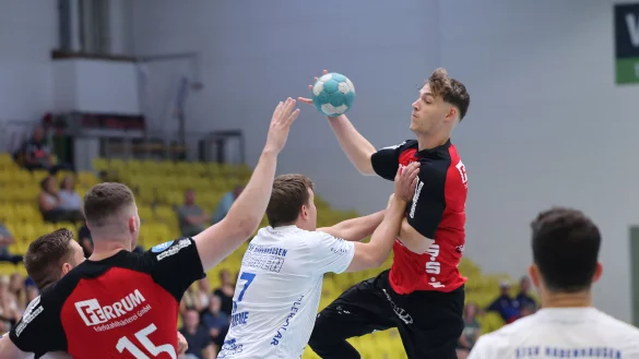 THL-Akteur Fynn Hasenkamp steigt hoch und versuch es mit einem Anspiel an den Kreis. - &copy; Paul Cohen