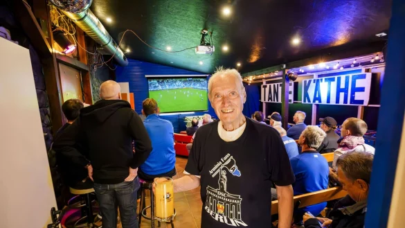 Joachim Schultz-Tornau verfolgt die Spiele von Arminia Bielefeld regelmäßig in der Kneipe "Tante Käthe" in Berlin - im Arminia-Outfit und im Beisein weiterer Bielefelder. - © axentis.de / Lopata