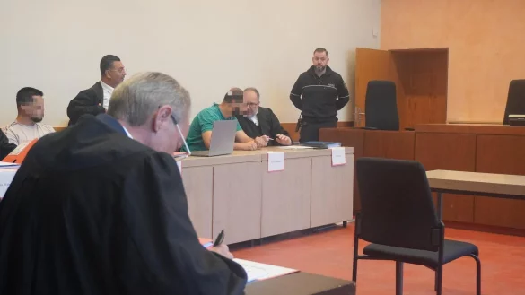 Die Anklagebank in Sitzungssaal 165 ist mit vier Angeklagten und ihren Verteidigern gut gef&uuml;llt. Zwei der Angeklagten befinden sich derzeit in Untersuchungshaft. - &copy; Michaela Wei&szlig;e