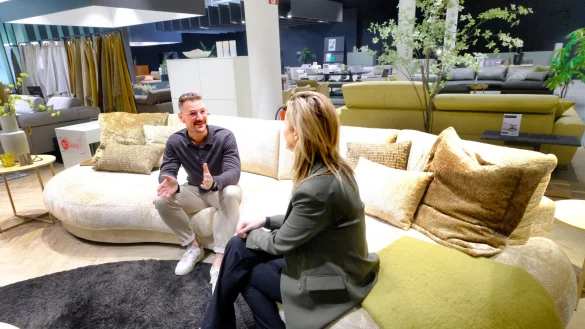 Jonas Gerner und Romina Golz von der 3C-Gruppe auf einem besonderen Ausstellungs-Sofa. - © Andreas Frücht