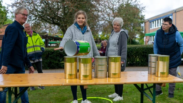 Dosenwerfen und Seitenblasen waren zwei von vielen weiteren Aktionen beim Jahresfest. - &copy; Eben-Ezer