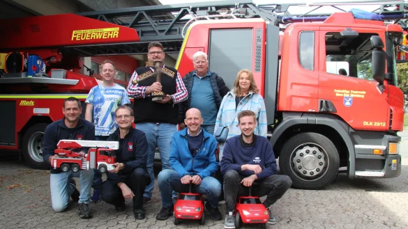 Jetzt fehlt nur noch gutes Wetter: Aufs H&ouml;rnchenfest freuen sich (vorne von links) Jan Str&uuml;&szlig;mann und Olaf Biere (Feuerwehr), Andreas Husemann und Moritz Vogel (Autohaus Husemann) sowie (hinten von links) Martin Postert (DJ), Sebastian Delius (Hermannshof) mit dem Table-Soccer-Pokal, Bianca Kompalla (IHG/Integrationsrat) sowie Manfred H&uuml;tte (IHG). - &copy; Dieter Asbrock