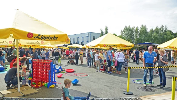 F&uuml;r die Kinder ist am Bahnhof ein XXL-Spieleparcours aufgebaut worden. - &copy; Nicole Ellerbrake
