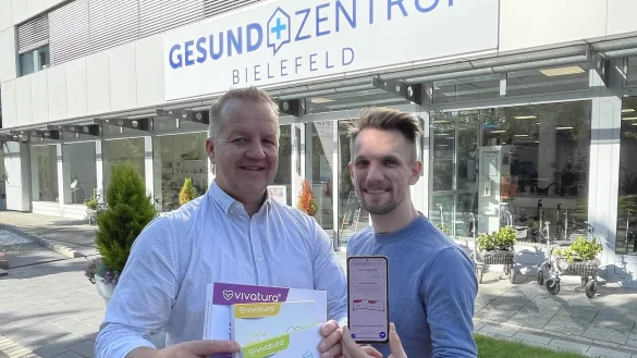 Markus Wendler (l.) und Bernd Reger von dem Bielefelder Start-up Vivatura bereiten aktuell die Kooperation mit fünf Unternehmen aus OWL vor, um mehr über das Präventionsverhalten der Mitarbeiter zu erfahren. - © Carolin Nieder-Entgelmeier