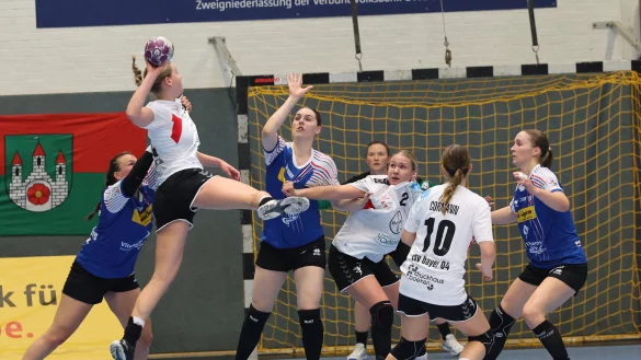 Positiv aus HSG-Sicht: die Deckungsarbeit. Hier erwartet Blombergs Andrea Jacobsen den Wurf. - &copy; Paul Cohen