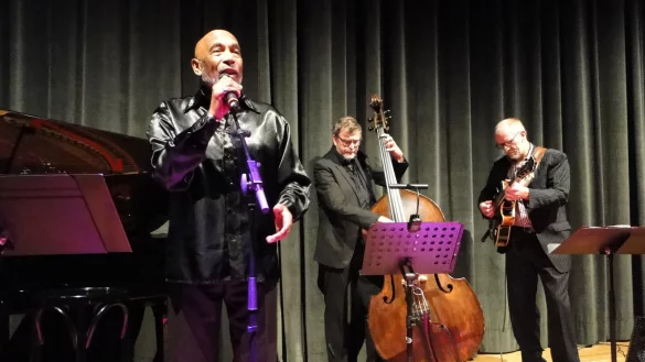 S&auml;nger und Entertainer Ron Williams pr&auml;sentiert das musikalische Werk von Harry Belafonte so, als st&uuml;nde der gro&szlig;e Jazz-Meister des Calypso h&ouml;chstselbst auf der Konzerthallen-B&uuml;hne. Begleitet wird er dabei vom J&ouml;rg Seidel-Trio mit J&ouml;rg Seidel an der Gitarre, Christoph M&uuml;nch (Piano) und Gerold Donker (Kontrabass). (Foto: Hajo G&auml;rtner) - &copy; Hajo G&auml;rtner