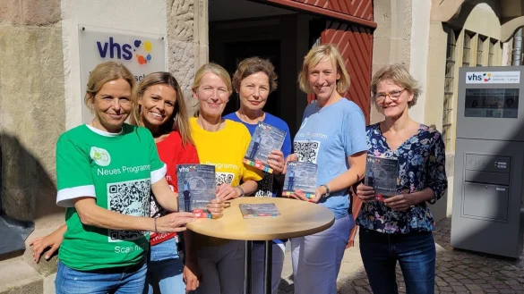 Sie sind die VHS-Ansprechpartnerinnen in Lemgo: Ellen L&uuml;ke (Gesundheit), Karin Wiebe von der Verwaltung, Andrea H&uuml;tte (Integration), Christiane Purrmann (Sprachen), Ines Kortemeier (berufliche Bildung) und die Leiterin des Hauses Claudia Biehahn. - &copy; Katrin Kantelberg