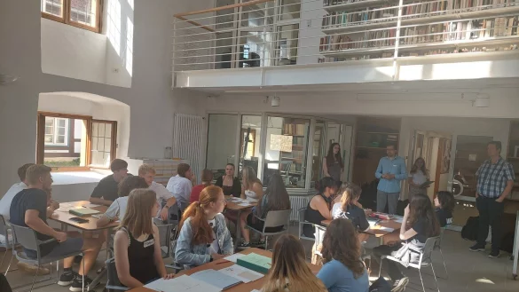 Im Stadtarchiv erfahren die Sch&uuml;ler mehr &uuml;ber Leben und Leid der j&uuml;dischen Mitb&uuml;rger in Lemgo. - &copy; Stadt Lemgo