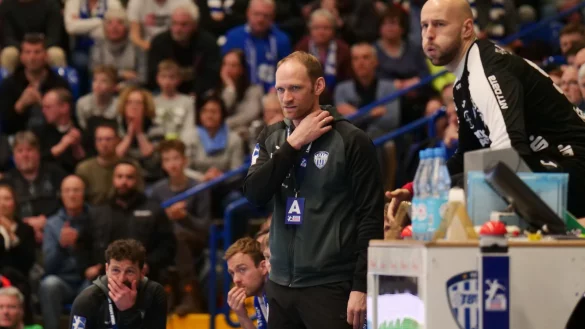 Matthias Struck verfolgt auf der Kommandobr&uuml;cke beim TBV Lemgo Lippe wichtige Aufgaben zwischen Cheftrainer Florian Kehrmann und Torh&uuml;ter Urh Kastelic. - &copy; J&ouml;rg Hagemann