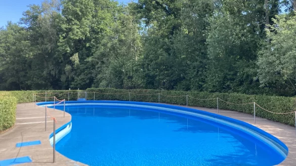 In Waddenhausen war die "Pf&uuml;tze" wie immer in den Sommerferien ge&ouml;ffnet. Ein Filter ist komplett durchgerostet, das Becken ist undicht,die Kinder- und Jugendinitiative sieht angesichts der diversen Probleme keine Zukunft f&uuml;r das Bad. - &copy; Sandra Castrup