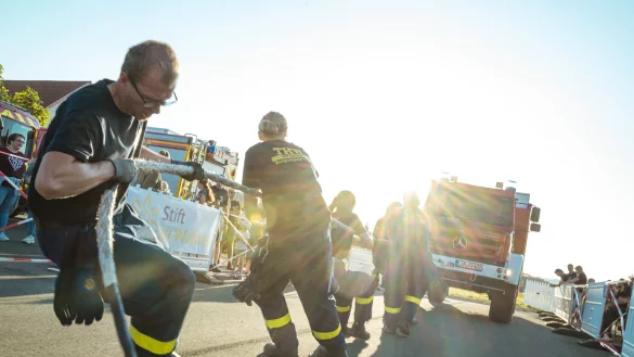 Die Bergungsgruppe vom THW Lemgo stemmt sich mit allem was sie hat gegen den 14,5 Tonnen schweren Unimog. - &copy; FreitagTV