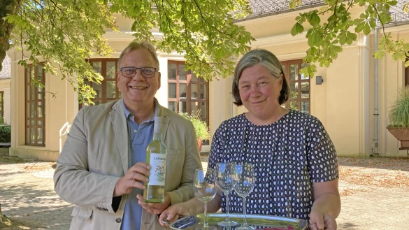 Kurdirektor Thorsten Brandt freut sich, Sabine M&uuml;ller f&uuml;r die Bewirtung bei Veranstaltungen im Kurgastzentrum und in der Musikmuschel gefunden zu haben. - &copy; Cordula Gr&ouml;ne