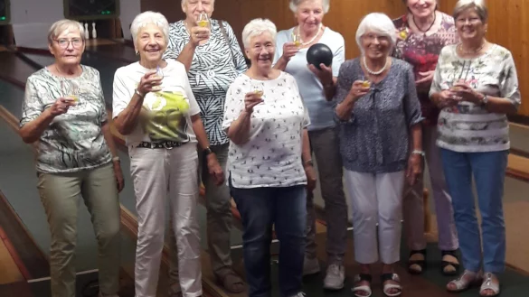 Erinnerungen an fr&uuml;here Zeiten wurden wach, als die Helferinnen f&uuml;r ein aktuelles Foto jetzt noch einmal eine Kegelbahn aufsuchten. - &copy; Knut Dinter