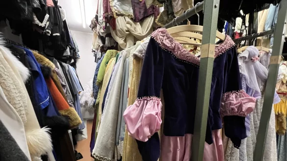 Im Kost&uuml;mfundus des Detmolder Landestheaters finden sich sehr viele extravagante, historische oder sehr spezielle Kleidungsst&uuml;cke. - &copy; Seda Hagemann