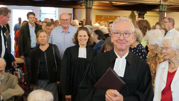 Pfarrer Burkhard Krebber bei seinem letzten Einzug in die Kirche. - &copy; Lippische Landeskirche