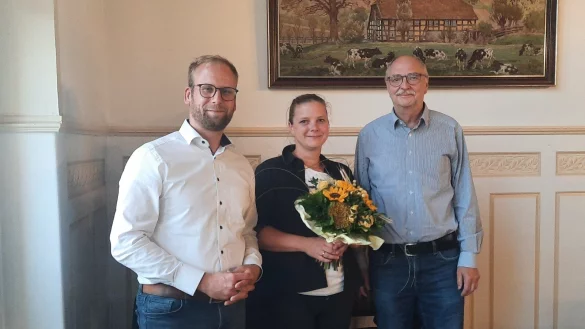 B&uuml;rgermeister Borris Ortmeier (links) und Ausschussvorsitzender Andreas Wilde gratulieren Christina Topolski zur neuen Stelle. - &copy; Lorraine Brinkmann