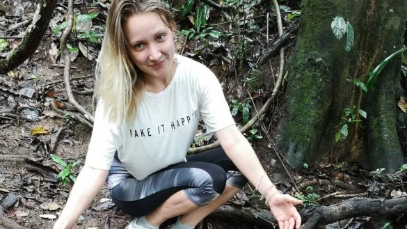 Scarlett S. aus Bad Lippspringe ist seit dem 10. September 2020 verschwunden. Dieses Bild, mit dem die Polizei nach ihr suchte, entstand bei einer früheren Wanderung in Asien. - © Polizei