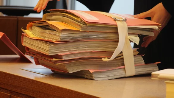 &Auml;hnlich dick, wie in diesem verhandelten Strafverfahren vor dem Landgericht, k&ouml;nnten die Akten sein, die die Wirtschaftskammer vom Fall rund um die angeklagte Anw&auml;ltin vorliegen hat. - &copy; Janet K&ouml;nig