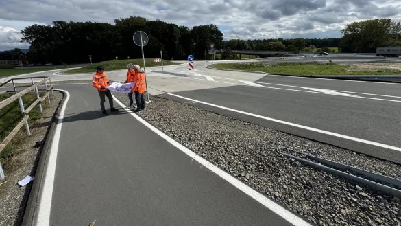 Florian Wild (Pressesprecher, von links), Martin Uekermann (Bau&uuml;berwachung) und Projektleiter Holger Runge (alle Stra&szlig;en.NRW) stehen an der am Dienstag freigegeben Brille. - &copy; Sven Kienscherf