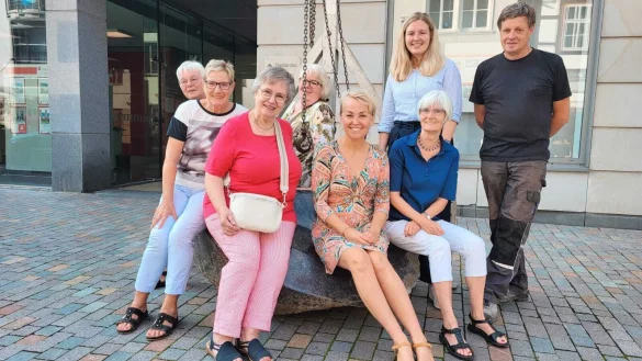 Wollen Kunst direkt in der Stadt etablieren: Christa Happel (von links), Monika, Eickmeier, Sibylle Noack, Annelie Kaske (alle "Frauen f&uuml;r Lemgo"), Britta Y. Stricker, Birgit Krohn-Grimberge (ebenfalls "Frauen f&uuml;r Lemgo") und Ilka Steinmetzler (Sparkasse Lemgo) auf und am Saatstein von K&uuml;nstler Dorsten Diekmann (rechts). - &copy; Frauenblick auf Politik