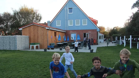 Kinder tummeln sich am Inselquartier des Kreises Lippe auf Langeoog. - &copy; Archivfoto: Martin Hostert