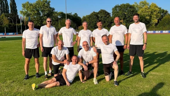 Die Medaillengewinner der Startgemeinschaft OWL mit (hinten von links) Michael Striewe, Guido Mertens, Stefan Fromme, Sven Cammarata, Roman Andrich, Joachim Liebig, Thorsten Schäfers und (vorne von links) Cord Henrick Eickmeyer, Jamie Hodgson, Ulrich Ratsch, Gunnar Ueding. - © Anja Kanne