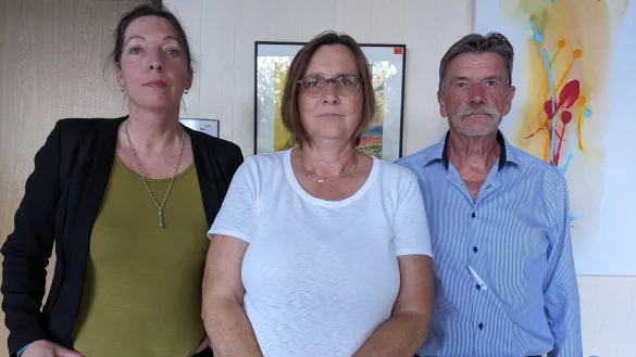 Birgit Lutzer (v.l.), Andrea Gro&szlig; und Hartmut L&uuml;ker von der BUND-Kreisgruppe G&uuml;tersloh begr&uuml;nden, warum sie Strafanzeige gegen die Reitanlagen-Eigent&uuml;merin gestellt haben. - &copy; Anja Hanneforth