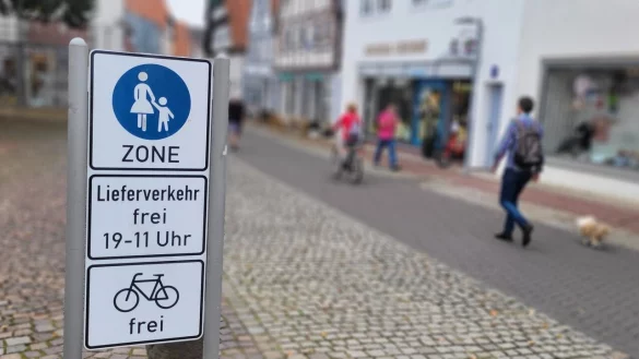 Fu&szlig;g&auml;nger und Radfahrer sind in der Breiten Stra&szlig;e erlaubt: Doch immer wieder nutzen auch Autofahrer widerrechtlich die Strecke durch die Stadt. - &copy; Katrin Kantelberg