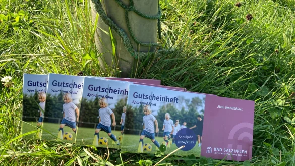 Das Gutscheinheft Sport und Spiel bietet 2024/2025 f&uuml;r Kinder Sportangebote sowie f&uuml;r Eltern eine &Uuml;bersicht der teilnehmenden Vereine und Ansprechpersonen. - &copy; Stadt Bad Salzuflen