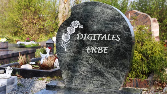 Ein Grabstein mit der Inschrift "digitales Erbe" (Symbolbild) - &copy; imago images/U. J. Alexander