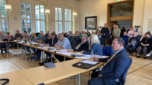 So voll ist der Rathaussaal in Horn selten: Mehrere B&uuml;rger nutzten bei der Ratssitzung die Gelegenheit, Kritik in Sachen Badehaus zu &auml;u&szlig;ern. - &copy; Cordula Gr&ouml;ne