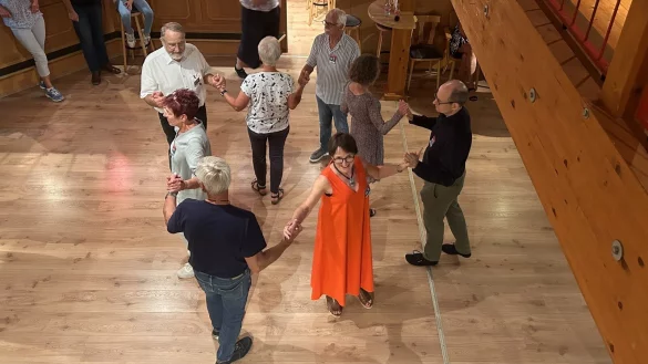 Beim Square Dance tanzen immer vier Paare, also ingesamt 8 T&auml;nzer zusammen in einem Quadrat. - &copy; Tamina-Shirin Marten