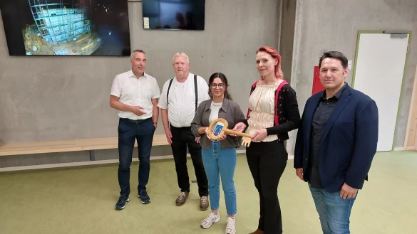 Symbolische Schlüsselübergabe für den Neubau der Hauptschule Lohfeld: Bürgermeister Dirk Tolkemitt, Frank Hannemann und Tugba Duran (Eigenbetrieb Gebäudewirtschaft), Schulleiterin Anja Ludolph und Architekt Johannes Schmersahl (von links). - © Stadt Bad Salzuflen