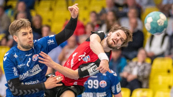 Harte Arbeit nicht belohnt: In dieser Szene h&auml;ngt sich Ralfs Geislers (rot) von THL im Spiel gegen die TSG A-H Bielefeld voll rein. Die Bielefelder Thore Oetjen (links) und Maximilian Nowatzki (rechts, verdeckt), k&ouml;nnen den agilen Geislers nicht stoppen. Am Ende verloren die Lipper deutlich mit 30:38. - &copy; Egon Penner