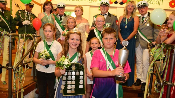 Das neue K&ouml;nigspaar Franziska und Marvin Prax, dahinter von links Luisa Stanizek, Luisa S&ouml;der, Emilia Stanizek und Mats M&uuml;hl. Im Hintergrund freut sich der "gro&szlig;e" Thron - &copy; Nicole Ellerbrake