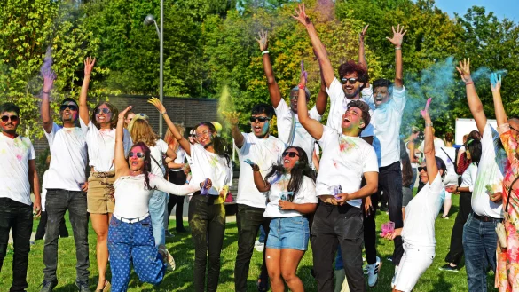 Beim Holi-Open-Air auf der Campuswiese werfen die Studenten nicht nur mit Farben, sondern posieren dabei auch f&uuml;r Fotos. - &copy; Nicole Ellerbrake